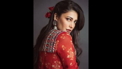 రెడ్ ఫ్లోరల్ ఫ్రాక్ ధరించి ట్రైబల్ లుక్ లో మెరిసిన శృతి.. కోరుకున్న ప్రియుడు, క్రేజీ ఆఫర్స్ దక్కడంతో!