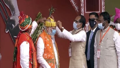 PM Modi in Bhopal: आदिवासी रंग में रंगे PM Modi, CM Shivraj ने दिया तीर-कमान तो किसी ने कलश, देखें तस्वीरें
