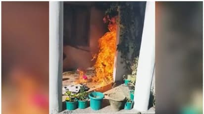 Congress: হিন্দুত্ব বিতর্কের জের, তাই কি আগুন কংগ্রেস নেতা সলমন খুরশিদের বাড়িতে