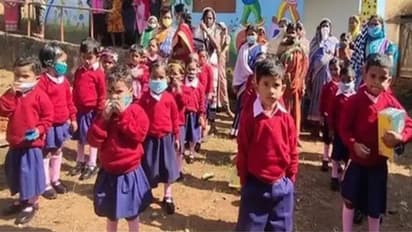 Guinness World Record: हैदराबाद में 30000 जोड़ी जूते एक लाइन में दान के लिए रखकर रचा गया इतिहास