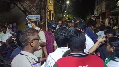 విశాఖ: వైసిపి రౌడీలు దాడిచేసారంటూ... అర్థరాత్రివరకు జనసేన వీర మహిళల ఆందోళన (వీడియో)