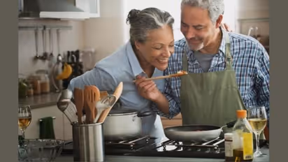 Relationship: बढ़ती उम्र में रिश्ते की मजबूती बरकरार रखने के लिए पति-पत्नी को इन 5 बातों का रखना चाहिए ध्यान