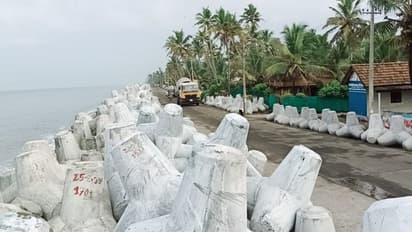 ടെട്രപോടുകളുടെ നിർമ്മാണ മേൽനോട്ടത്തിന് ജലസേചനവകുപ് ഉദ്യോഗസ്ഥരില്ല, പരാതിയുമായി നാട്ടുകാർ