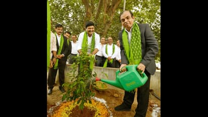 గ్రీన్ఇండియా చాలెంజ్ లో పాల్గొని మొక్కలు నాటిన టీఎస్ హైకోర్టు ప్రధాన న్యాయమూర్తి సతీష్ చంద్ర శర్మ