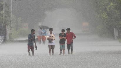 ঘূর্ণিঝড় নিয়ে সতর্কতা জারি, ঝড়-বৃষ্টি কি বলছে হাওয়া অফিস