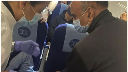 ఫ్లైట్లో ప్రయాణికుడికి ప్రథమ చికిత్స అందించిన కేంద్ర మంత్రి, తోటి ప్రయాణికుల నుంచి ప్రశంసలు