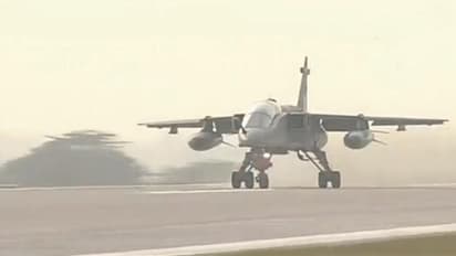Purvanchal Expressway पर लड़ाकू विमानों ने दिखाया पराक्रम, मोदी के सामने जमीन से आसमान तक यूं गरजा राफेल