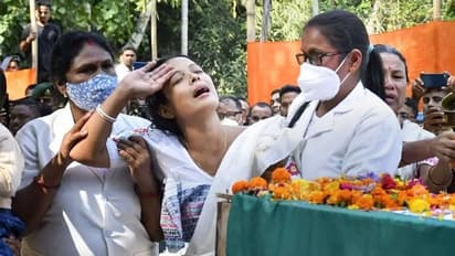 ताबूत में शहीद पति का शव देख बेसुध हो गई पत्नी, 3 साल के बेटे ने जब पिता पर चढ़ाए फूल तो हर कोई रोने लगा