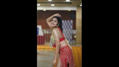 మైండ్ బ్లోయింగ్ హాట్.. అవార్డుల వేడుకలో దివి అందాల విధ్వంసం, కుర్రాళ్లు ఉక్కిరి బిక్కిరి