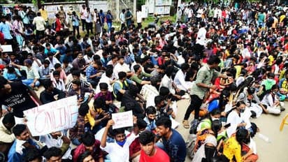 நேரடி தேர்வுக்கு எதிராக போராட்டம்… மேலும் 300 மாணவர்கள் மீது வழக்குபதிவு… காவல்துறை அதிரடி!!