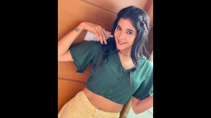 அஞ்சலி பாப்பானு நினைப்போ? தம்மாத்தூண்டு டாப் மற்றும் ஸ்கர்ட் அணிந்து மோசமாக போஸ் கொடுத்த சாக்ஷி அகர்வால்!