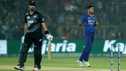 INDvsNZ 1st T20I: గప్టిల్, ఛాప్మన్ హాఫ్ సెంచరీలు... టీమిండియా ముందు ఊరించే టార్గెట్...