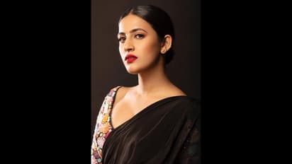 Niharika konidela: బ్లాక్ ఈజ్ ఎవ్రీథింగ్... డిజైనర్ వేర్ లో సరికొత్తగా మెరిసిన కొణిదెలవారమ్మాయి నిహారిక