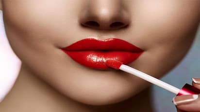 লিকুইড লিপস্টিক লাগালেই ঠোঁট ফাটে? সমস্যা থেকে মুক্তি পেতে মেনে চলুন এই পাঁচ টোটকা