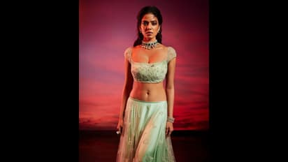 పరువాలని బోల్డ్ గా చూపిస్తూ.. మాళవిక అందాల విధ్వంసం, హాట్ నెస్ కి నో లిమిట్స్