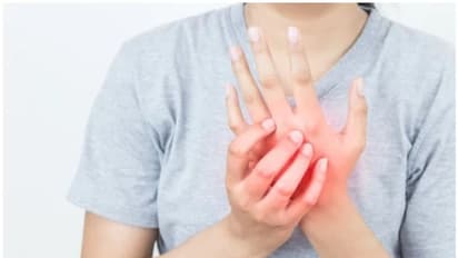 একটানা কম্পিউটারে বসে কাজ করে হাত-পা অবশ হয়ে আসছে, কোন রোগের লক্ষণ জানেন?