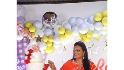 Roja Birthday pics: తనకంటే పెద్దదైన కేక్‌తో `జబర్దస్త్` రోజా బర్త్ డే సెలబ్రేషన్‌.. సిగ్గులు మొగ్గేసిందిగా..