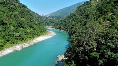 స్వర్ణముఖి నదిలో నలుగురు గల్లంతు: ఒకరిని కాపాడిన స్థానికులు