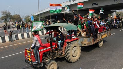 Farm laws: போராட்டம் தொடரும்.. திட்டமிட்டபடி பேரணி.. பிரதமருக்கு அதிர்ச்சி கொடுத்த விவசாயிகள்.!