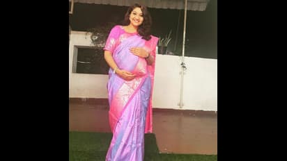 நிறைமாத கர்ப்பிணியாக தாமரை மேல் அமர்ந்து... வயிற்றை காட்டியபடி வித்தியாசமாக போஸ் கொடுத்த சீரியல் நடிகை நீலிமா!