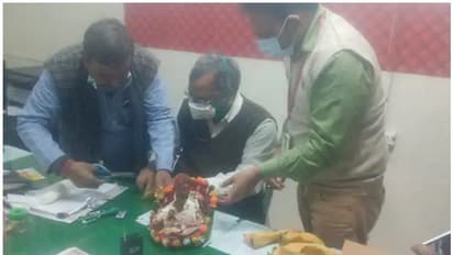 കുളിപ്പിക്കുന്നതിനിടെ കൃഷ്ണ വിഗ്രഹത്തിന് പരിക്കേറ്റു; ചികിത്സിക്കാന് ആശുപത്രിയിലെത്തിച്ച് പൂജാരി