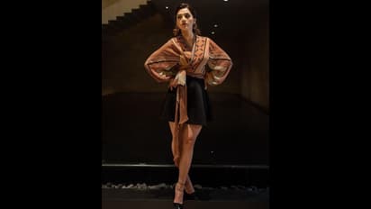 mehreen: మోకాళ్లపైకున్న స్కర్ట్ లో థైస్‌ షోతో పిచ్చెక్కిస్తున్న మెహరీన్‌.. నాగ్‌కి చుక్కలు చూపించిందట