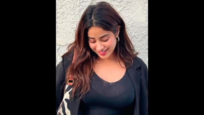 Jahnvi Kapoor: ಪೋಸ್ ಕೊಡಮ್ಮಾ ಅಂದ್ರೆ ಹಿಂಗಾ ಮಾಡೋದು ?