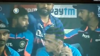 IND vs NZ: ಡಗೌಟ್ನಲ್ಲಿ ಕುಳಿತಿದ್ದ ಮೊಹಮ್ಮದ್ ಸಿರಾಜ್ ತಲೆಗೆ ಹೊಡೆದ ರೋಹಿತ್ ಶರ್ಮಾ, ವಿಡಿಯೋ ವೈರಲ್!