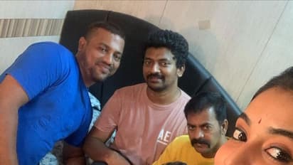 Priyanka Mohan: இது பிறந்தநாள் ஸ்பெஷலா? டாக்டர் படக்குழுவுடன் எடுத்து கொண்ட வேற லெவல் புகைப்படங்கள்!