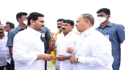 జగన్ ఏరియల్ సర్వే : కడప విమానాశ్రయంలో ఘనస్వాగతం పలికిన నేతలు..