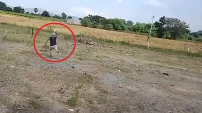 మద్యం షాపుల కేటాయింపు: డ్రా నిలిపేశారంటూ యువకుడి ఆత్మహత్యాయత్నం... పెట్రోల్ పోసుకుని పొలాల్లోకి పరుగు