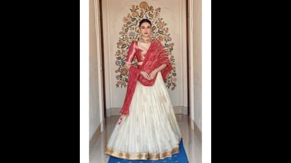 யம்மாடியோவ்...அரைகுறை மேல் சட்டையில் இம்சிக்கும் அதிதி ராவ்...