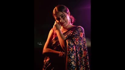 Purna: సిల్క్ చీర, స్లీవ్ లెస్ జాకెట్, చీకట్లో చిలిపి ఫోజులు... ఢీ పూర్ణ గ్లామర్ కి చీకటి కూడా చిన్నబోయింది!