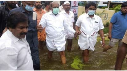 எங்களால் ஜீபூம்பா வேலையெல்லாம் செய்ய முடியாது.. வழிமறித்த மக்களிடம் எகிறிய அமைச்சர்..!