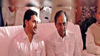 పోచారం మనమరాలి పెళ్లి: హాజరైన కేసీఆర్, జగన్.. పక్కపక్కనే కూర్చొని ముచ్చట్లు (ఫోటోలు)