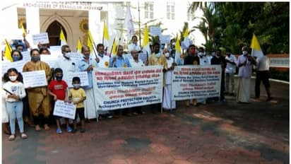 'ബിഷപ്പ് ആന്റണി കരിയിൽ വിമത വൈദികരെ പിന്തുണയ്ക്കുന്നു'; മേജര് ആര്ച്ച് ബിഷപ്പ് ഹൗസിന് മുന്നിൽ പ്രതിഷേധം