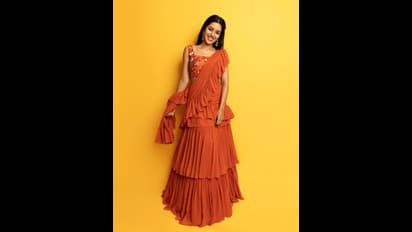 MirnaliniRavi | ஆரஞ்சு நிற ஜொலிக்கும் உடையில் மின்னும் மிருணாளினி ரவி !!