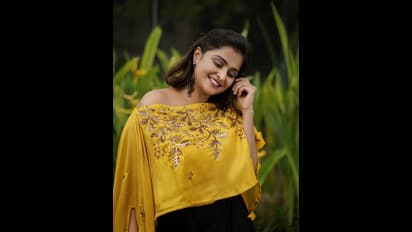 Ramyanambessan | தலை குனிந்து வெட்கத்தில் ஆழ்த்தும் ரம்யா நம்பீசன்..க்ரீன் அவுட்பிட்டில் ஜொலிக்கும் நாயகி!