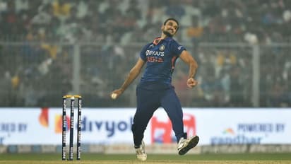 ഈ കളിയാണേല് ലോകകപ്പിലും ഭൂമി തൊടില്ല! എയറില് നിന്നിറങ്ങാതെ ഇന്ത്യന് പേസര്മാര്; മുന്നറിയിപ്പുമായി രോഹിത്