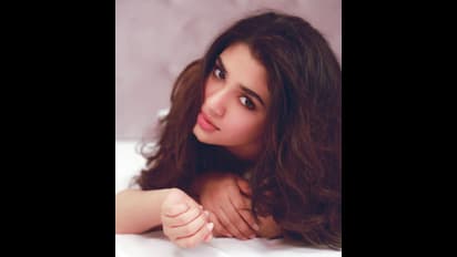 బెడ్ పై బోర్లా పడుకొని కళ్ళతో కవ్విస్తున్న ఉప్పెన బేబమ్మ...  పద్ధతిగా ఉండే కృతి శెట్టిలో ఇంత హాట్నెస్ దాగుందా!