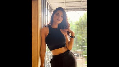 రుహాని శర్మ హాట్ నెస్ నెక్స్ట్ లెవల్.. ఇలా అయితే కుర్రాళ్లు ఏమైపోవాలి..