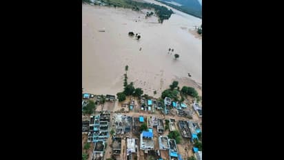 మంచిర్యాలను ముంచెత్తిన వరద.. గోదావరిలో ట్యాంక్‌పైనే ఇద్దరు, హెలికాఫ్టర్లతో రక్షించిన అధికారులు