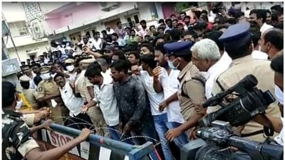 Kondapalli municipality: వైసీపీ కార్యకర్తల ఆందోళనతో ఉద్రిక్తతలు.. మున్సిపల్ చైర్మన్ ఎన్నిక వాయిదా