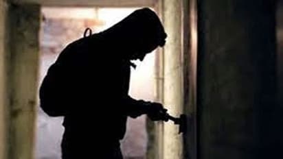 രാത്രി കോഴിക്കോട്ടെ വീട്ടിലെത്തി സ്ത്രീയും പുരുഷനും, 'ശുചിമുറിയിൽ പോകണം', പിന്നാലെ കത്തികാട്ടി മാല പൊട്ടിച്ചു