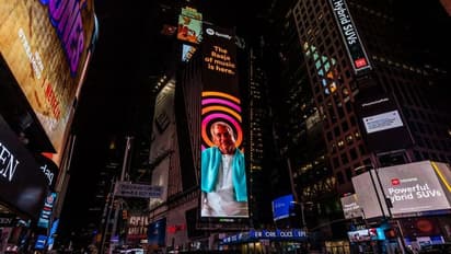 நியூயார்க் நகரில் உள்ள டைம்ஸ் சதுக்கத்தில் உள்ள மின்னிய இளையராஜா!!