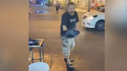 Viral Video| ഭക്ഷണം മുകളിലേയ്ക്ക് ഒറ്റയേറ്; റോഡിന്റെ മറുവശത്ത് നിന്ന് കിടിലന് ക്യാച്ച്; വൈറലായി വീഡിയോ