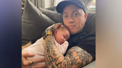 'കയ്യിലുള്ളത് കുഞ്ഞാണോ, അതോ കുഞ്ഞിന്റെ രൂപത്തിലുള്ള കേക്കോ?'