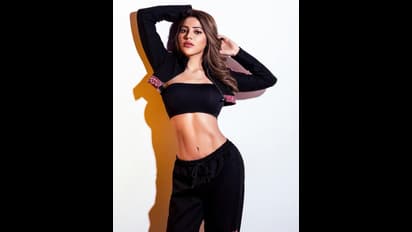 Nikki Tamboli latest : எடுப்பான முன் அழகில் கொக்கி போட்டு இழுக்கும் காஞ்சனா NikkiTamboli..