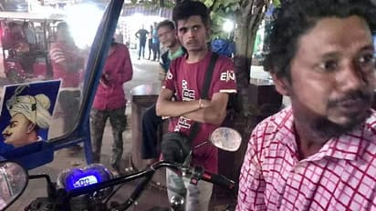 15 ചോദ്യങ്ങൾ ചോദിക്കും, ഉത്തരം പറഞ്ഞാൽ ഓട്ടോക്കൂലി കൊടുക്കണ്ട, വ്യത്യസ്തമായ രീതിയുമായി ഒരു ഇ-റിക്ഷാ ഡ്രൈവർ