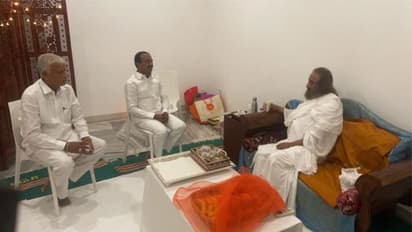 రవిశంకర్ గురూజీని కలిసిన బిజెపి ఎమ్మెల్యే ఈటల... గంటసేపు భేటీ... అందుకోసమేనా?